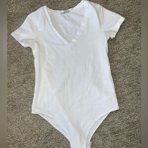White fitted short sleeve V-neck body suit